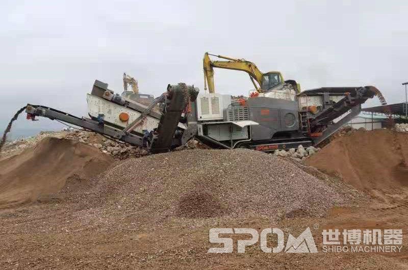 履带式移动机破碎建渣现场图